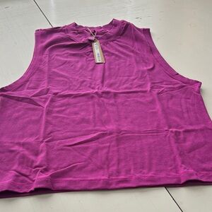 Skims cotton Jersey mock neck tank
Color lollipop